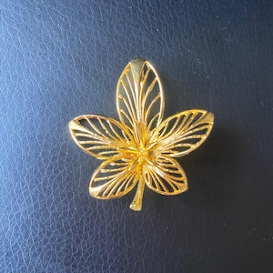 Gold leaf brooch in metal - Vintage brooch - 1970