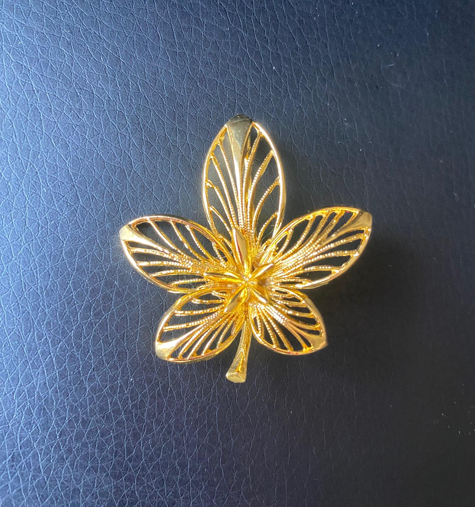 Broche vintage dorée et marbrée verte - France