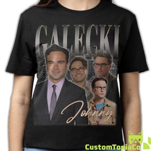 Peut inclure: Un t-shirt noir à manches courtes avec une impression graphique de l'acteur Johnny Galecki dans trois poses différentes. Le nom GALECKI est imprimé en grandes lettres aux tons métalliques en haut, et le nom Johnny est écrit en cursive.