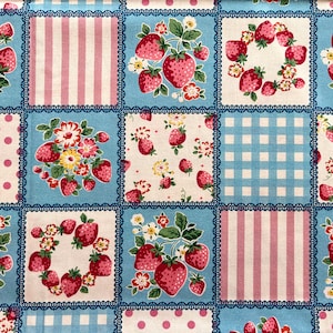 Peut inclure: Tissu à motifs patchwork avec des carrés variés. Les motifs incluent des fraises, des pois, des rayures et du vichy. Les fraises rouges et vertes se détachent sur un fond bleu clair. Idéal pour la couture et les projets créatifs.