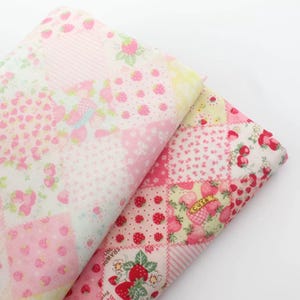 Peut inclure: Deux morceaux de tissu avec un motif patchwork. Le tissu présente une variété de motifs roses et blancs, notamment des fraises, des pois et des motifs floraux. Le tissu est probablement en coton et convient aux projets de courtepointe ou d'artisanat.