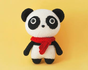 Amigurumi Momo der panda Häkelanleitung PDF Küscheltier - Deutsch, Englisch, Spanisch und Niederländisch.