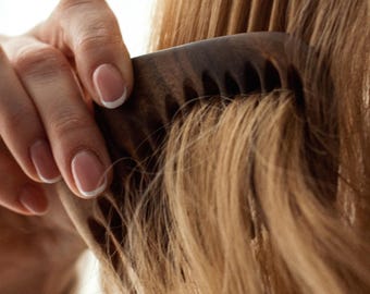 Peine de nogal cubierto de aceite Peine de madera Peine de madera Peine de dientes anchos Peine para el cabello Peine hecho a mano Peine de madera Peine para el cabello Cabello sano Madera natural (Ondulado)