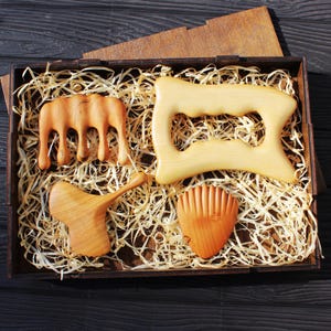 Ensemble de gua sha en bois gravé personnalisé pour massage du visage et du cou outil de soin de la peau naturel pour la relaxation, drainage lymphatique et beauté holistique