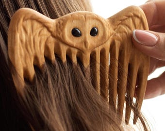 Peine de pera - Peine de madera recubierto de aceite de jojoba - Peine de madera - Peine de dientes anchos - Peine para el cabello - Peine hecho a mano - Cabello saludable - Madera natural (OWL)