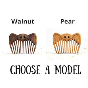 K&ouml;nnte beinhalten: Zwei Holzk&auml;mme, einer aus Walnussholz und einer aus Birnenholz, jeweils mit einem einzigartigen Eulen-Design. Die K&auml;mme haben Z&auml;hne zum K&auml;mmen der Haare. Der Text "Walnut", "Pear" und "CHOOSE A MODEL" wird angezeigt.