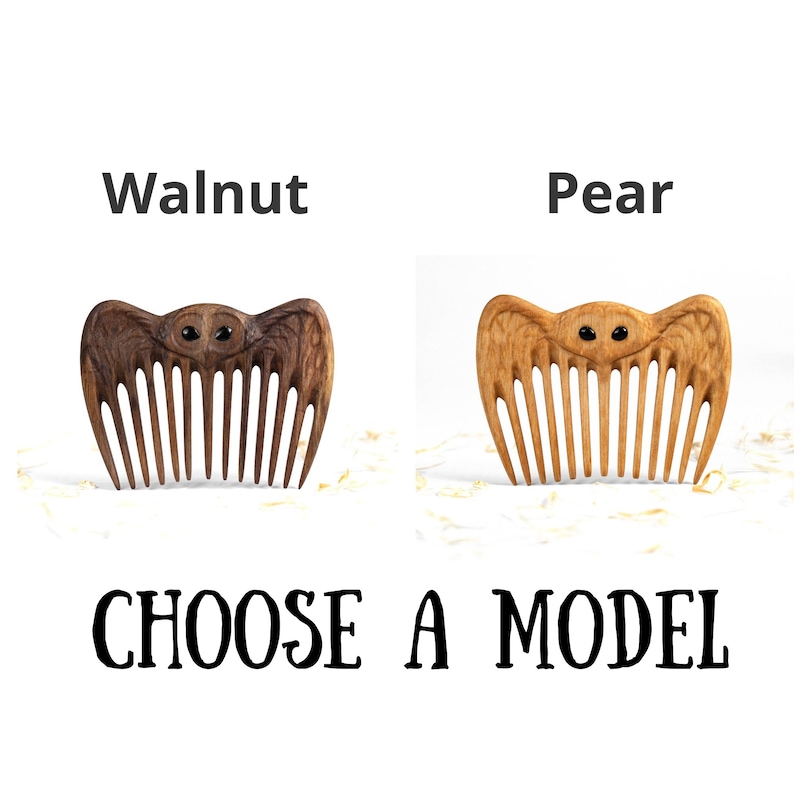 K&ouml;nnte beinhalten: Zwei Holzk&auml;mme, einer aus Walnussholz und einer aus Birnenholz, jeweils mit einem einzigartigen Eulen-Design. Die K&auml;mme haben Z&auml;hne zum K&auml;mmen der Haare. Der Text "Walnut", "Pear" und "CHOOSE A MODEL" wird angezeigt.