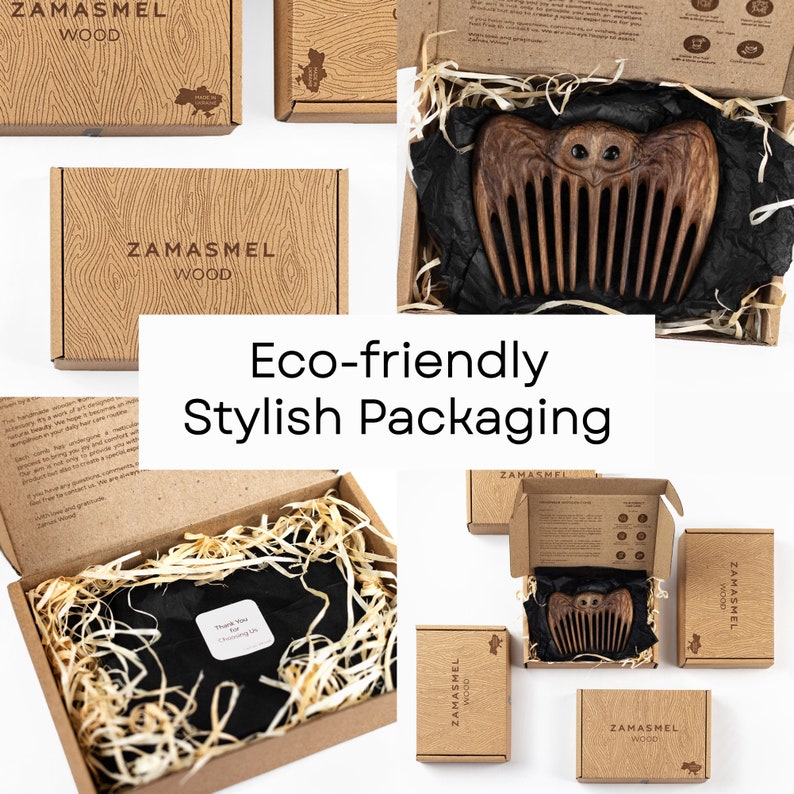 K&ouml;nnte beinhalten: Verschiedene braune Kartons mit dem Aufdruck "ZAMASMEL WOOD". Sie enthalten Holzk&auml;mme, pr&auml;sentiert mit dekorativem Stroh und schwarzem Seidenpapier. Der Text "Eco-friendly Stylish Packaging" ist ebenfalls zu sehen.