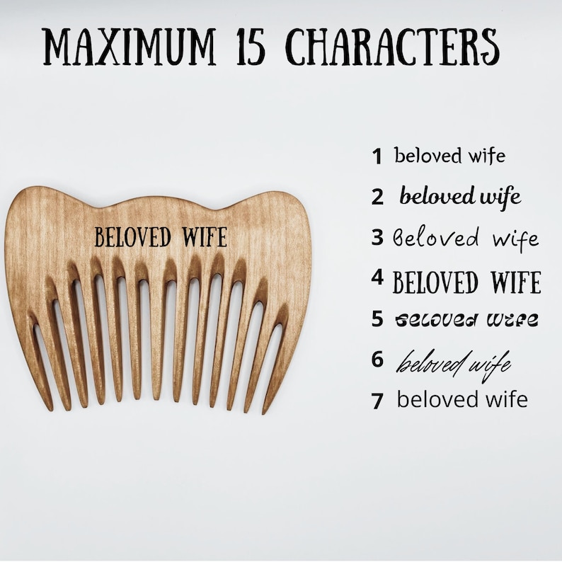 K&ouml;nnte beinhalten: Ein hellbrauner Holzkamm mit der Gravur "BELOVED WIFE". Der Kamm hat eine besondere Form. Der Text "MAXIMUM 15 CHARACTERS" befindet sich oberhalb des Kamms.