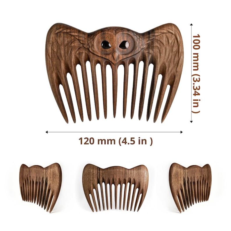 K&ouml;nnte beinhalten: Ein Holzkamm mit Eulenmotiv. Der Kamm ist 12 cm breit und 10 cm hoch. Das Gesicht der Eule ist in die Oberseite des Kamms geschnitzt, wobei sich die Z&auml;hne des Kamms nach unten erstrecken. Der Kamm ist braun.