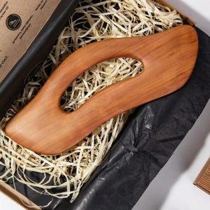 Outils corporels Gua Sha Masseur Gua Sha en bois pour le corps Cadeau unique Cadeau personnalisé pour femme Outil de massage par grattage Cadeau soin de la peau