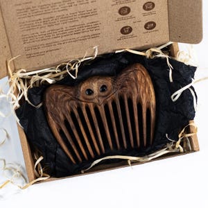 Handgemachter Haarkamm aus Holz für Frauen Natürlicher Walnusskamm breiter Zahn Antistatisch personalisiertes Geschenk Umweltfreundliche Haarpflege Holzkamm (EULE)