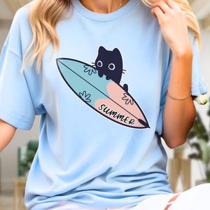 Cat Surfing T-Shirt Women&#39;s Summer Tee Beachwear Cat Lover Gift Sunny Vacation Shirt Fun Graphic Tee For Cat Lovers Kitten On The Beach Top