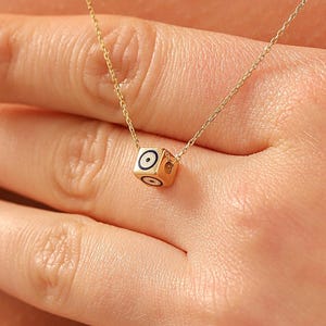 Colar de olho de cubo, colar de olho grego em ouro maciço 14K, colar de cubo minimalista, colar de cubo com inicial delicada, presente de Natal, presente para ela