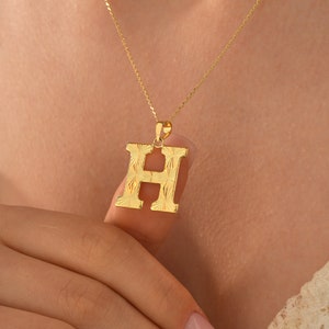 Colar de letras douradas minúsculas, pingente personalizado, colar de letras de ouro real 14K, pingente de letra inicial delicado, pingente de letra feito à mão