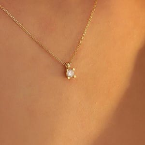 Naszyjnik Tiny Solitaire, Naszyjnik z okazji rocznicy z litego złota 14K, Delikatny wisiorek Solitaire z inicjałem, Minimalistyczny wisiorek Solitaire, Biżuteria letnia