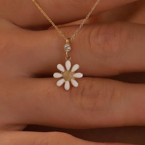 Daisy Necklace, Solid 14K Gold Daisy Necklace, Dainty initial Floral Necklace, Minimalist 14K Gold Daisy Necklace, Summer Jewelry