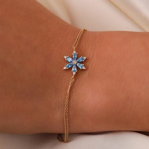 Winziger Aquamarin-Armband, handgemachte Blumen Armband, 14K Solid Gold Aquamarin-Armband, zierliche erste Aquamarin-Armband, Weihnachtsgeschenk