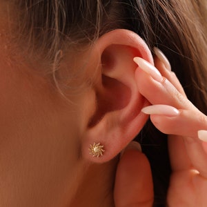 Sonne Ohrringe, solide 14K Gold himmlische Ohrringe, zierliche erste Sonne Ohrstecker, minimalistische 14K Gold Sonne Ohrstecker, Weihnachtsgeschenk