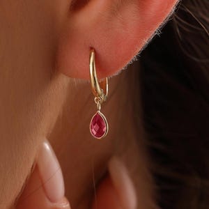 Piccoli orecchini con rubino, orecchini per anniversario in oro massiccio 14 carati, graziosi orecchini personalizzati con rubino, orecchini pendenti minimalisti in oro 14 carati con rubino, regalo di Natale