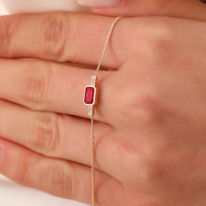 Bracciale in oro 14 carati con rubini, bracciale minimalista per anniversario, bracciale in oro massiccio 14 carati con rubini, delicato bracciale con iniziale a baguette con rubini, regalo di Natale