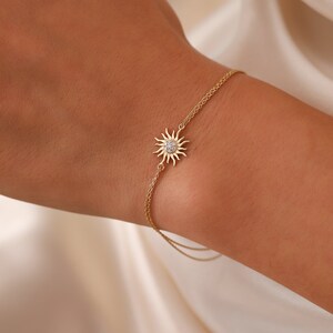 Tiny Sun-armband, 14K echt gouden hemelse armband, sierlijke aangepaste zonarmband, minimalistische 14K gouden zonarmband, zomersieraden