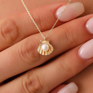14K Gold Pearl Necklace, Minimalist Oval Shell Pearl Necklace, 14K Solid Gold Shell Necklace, Dainty initial Pearl Pendant, Summer Jewelry