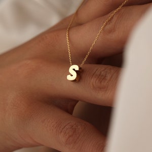 Colar com letras em ouro real 14K, colar com letras iniciais delicadas, colar minimalista com letras em ouro 14K, colar com letras feitas à mão, joias de verão