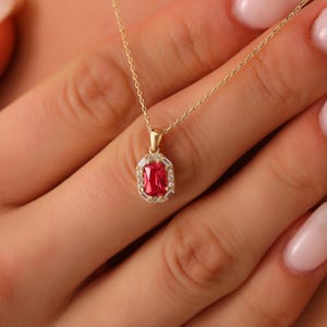 14K gouden robijnrode ketting, handgemaakte robijnhanger, 14K massief gouden verlovingsketting, sierlijke initiaal stokbrood robijn, zomersieraden