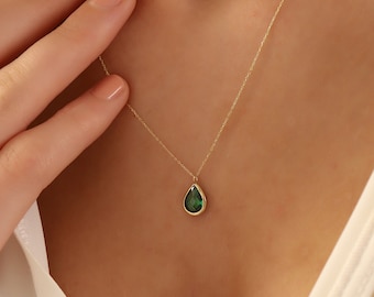 14K gouden smaragdgroene ketting, minimalistische smaragdgroene ketting, 14K massief gouden smaragdgroene ketting, sierlijke initiaal smaragdgroene hanger, druppelketting
