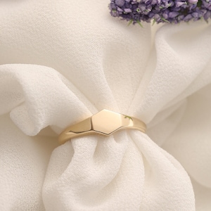 Anillo personalizado, anillo piramidal inicial delicado, anillo de aniversario de oro sólido de 14K, anillo de letras piramidal de oro de 14K hecho a mano, joyería de verano