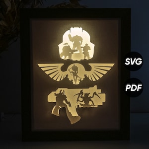 以下が含まれることがあります： 黒い枠で囲まれたライトアップディスプレイで、白いシルエットの宇宙海兵と宇宙船が描かれています。シルエットは翼のあるシンボルで囲まれています。