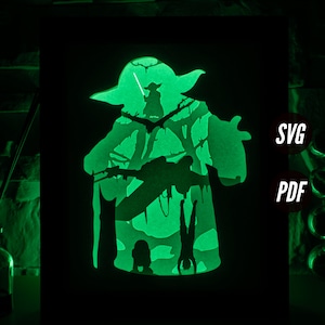 Puede incluir: Silueta verde de Yoda de Star Wars que brilla en la oscuridad, con otros personajes de la película, incluidos Luke Skywalker y un Stormtrooper. La imagen incluye el texto "SVG" y "PDF".