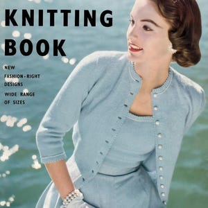 Könnte beinhalten: Ein Vintage-Magazin-Cover des Vogue Knitting Book mit einer hellblauen Strickjacke und einem passenden Oberteil. Der Text lautet VOGUE KNITTING BOOK, NEW FASHION-RIGHT DESIGNS, WIDE RANGE OF SIZES, INSTRUCTIONS INSIDE, NO 42 PRICE 2'6, THE CONDE NAST PUBLICATIONS LTD.
