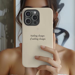 Funda de teléfono sencilla y motivacional con estética que no cambia nada. Inspiración básica para iPhone 16, 15, 14, 13 Pro Max, Samsung Galaxy Ultra, S25, S24, S23 y Pixel.