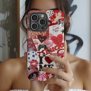Könnte beinhalten: Eine rote, weiße und schwarze Handyhülle mit einer Collage aus Bildern und Text. Der Text beinhaltet "Disco Fever", "Lucky", "P.S. I Love You" und "You are the reason I'm smiling".