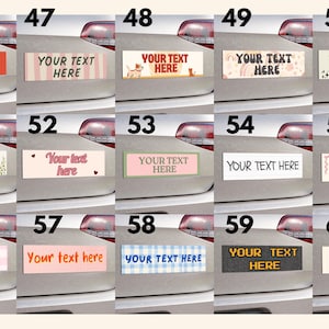 Op de afbeelding: Een verzameling van vijftien rechthoekige bumperstickers op een voertuigoppervlak, elk met de tekst YOUR TEXT HERE in verschillende lettertypes, kleuren en patronen, waaronder strepen, vichy-ruitjes, bloemen en grafische illustraties.