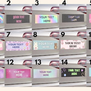 Op de afbeelding: Een verzameling van vijftien rechthoekige bumperstickers weergegeven in een raster, elk met de tekst YOUR TEXT HERE in verschillende lettertypes, kleuren en patronen, waaronder holografische, bloemrijke, geblokte en effen achtergronden.