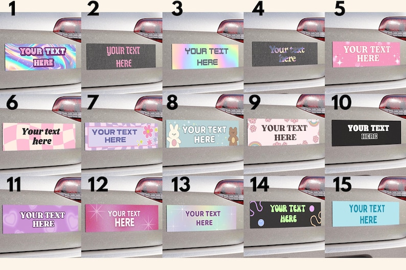 Op de afbeelding: Een verzameling van vijftien rechthoekige bumperstickers weergegeven in een raster, elk met de tekst YOUR TEXT HERE in verschillende lettertypes, kleuren en patronen, waaronder holografische, bloemrijke, geblokte en effen achtergronden.