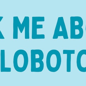 Op de afbeelding: Een lichtblauwe achtergrond met de tekst ASK ME ABOUT MY LOBOTOMY in vette, donker-talingkleurige, schreefloze hoofdletters. De tekst is verdeeld over twee regels, waarbij de eerste regel ASK ME ABOUT leest en de tweede regel MY LOBOTOMY.