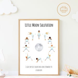 Könnte beinhalten: Ein gerahmter Druck mit dem Titel "Little Moon Salutation" zeigt eine Aquarellillustration von Kindern, die Yoga-Posen um einen Mond herum ausführen. Der Text unten lautet: "Ich gebe mir Ruhe und freue mich auf einen neuen Tag."