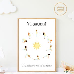 Puede incluir: Un estampado enmarcado con el texto "DER SONNENGRUB" e ilustraciones de posturas de yoga en un patrón circular. El estampado presenta un gráfico de sol amarillo y la frase "ICH BEGRÜBE JEDEN NEUEN TAG MIT EINEM LÄCHELN."