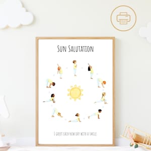 Könnte beinhalten: Ein gerahmter Druck mit einem hellen Holzrahmen. Der Druck zeigt eine Aquarellillustration der Sonnengruß-Yoga-Sequenz mit einer gelben Sonne in der Mitte. Der Text oben lautet "Sun Salutation" und unten "I greet each new day with a smile."