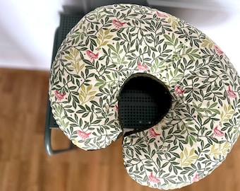 Voedingskussensloop van biologisch katoen: nertsstof met bladeren en vogels