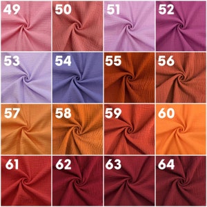 Puede incluir: Una colecci&oacute;n de 16 muestras de tela en varios tonos de rosa, morado, naranja y rojo. Las muestras est&aacute;n dispuestas en una cuadr&iacute;cula y numeradas del 49 al 64.