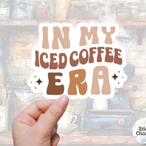 à l'ère du café glacé | autocollant ou aimant | Imperméable de haute qualité | sticker pour ordinateur portable, bouteille d'eau, Kindle | Café, Mug, Caféine