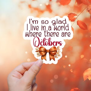 Je suis tellement contente de vivre dans un monde où il y a des octobres | autocollant ou aimant | Sticker imperméable, aimant pour réfrigérateur, ordinateur portable, bouteille d'eau, Kindle