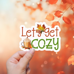 Mettons-nous à l'aise | autocollant ou aimant | Sticker imperméable, Aimant de réfrigérateur, Sticker pour ordinateur portable, Sticker bouteille d'eau, Kindle, Automne, Automne, PSL