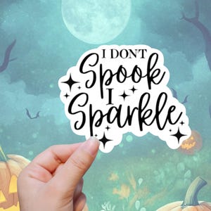 Eu Não Assusto, Eu Brilho | Adesivo ou Ímã | À Prova D'água de Alta Qualidade | Adesivo para Laptop, Garrafa de Água, Kindle | Decoração de Halloween, Frase Assustadora