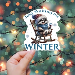 Warten auf den Winter | Sticker oder Magnet | Wasserdichter Aufkleber, Kühlschrankmagnet, Laptop, Wasserflasche, Kindle, Winter, gemütliche Jahreszeit, niedlicher Waschbär